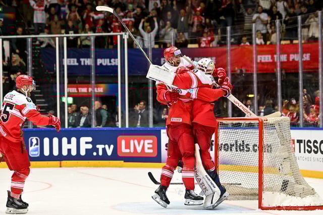 Dänemarks Eishockey-Profis springen sich in die Arme nach dem Sensations-Sieg gegen Kanada bei der Eishockey-WM.