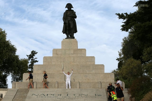 Ein Säbel des französischen Kaisers Napoleon Bonaparte hat bei einer Versteigerung in Paris für 4,7 Millionen Euro den Besitzer gewechselt. Damit zähle er zu den teuersten Hinterlassenschaften Napoleons, die je versteigert wurden.