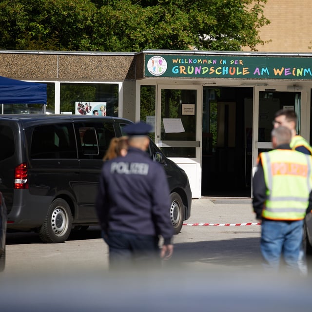 Polizisten stehen vor einer Schule im Berliner Bezirk Spandau, an der ein 13-Jähriger eine Mitschülerin angegriffen hat.