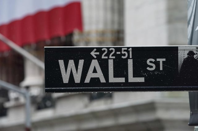 Archivo - Cartel que marca la localización de Wall Street en Nueva York (Estados Unidos).