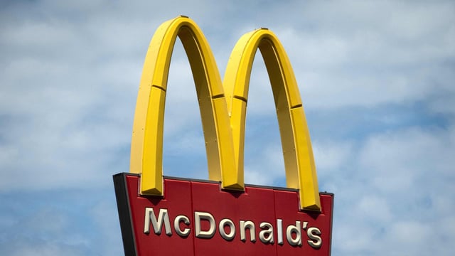 McDonald's extends late-night hours this summer and launches a hiring spree for 375,000 new positions to meet increased demand. Scott Olson/Getty Images/AFP (Photo by SCOTT OLSON / GETTY IMAGES NORTH AMERICA / Getty Images via AFP)