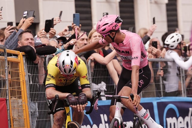 Del Toro consuela a Van Aert, en la meta de Vicenza.