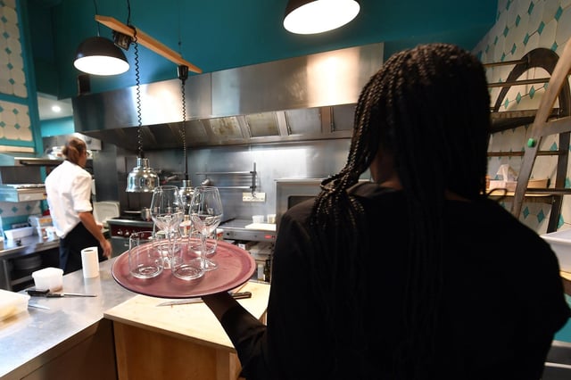 Les métiers du secteur de l’hôtellerie et de la restauration font partie de la liste des métiers en tensions publiée par le gouvernement ce jeudi 22 mai 2025.