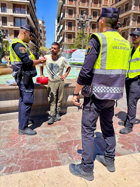 Agentes de la Policía Local durante la detención del presunto agresor, en la plaza de la Virgen.