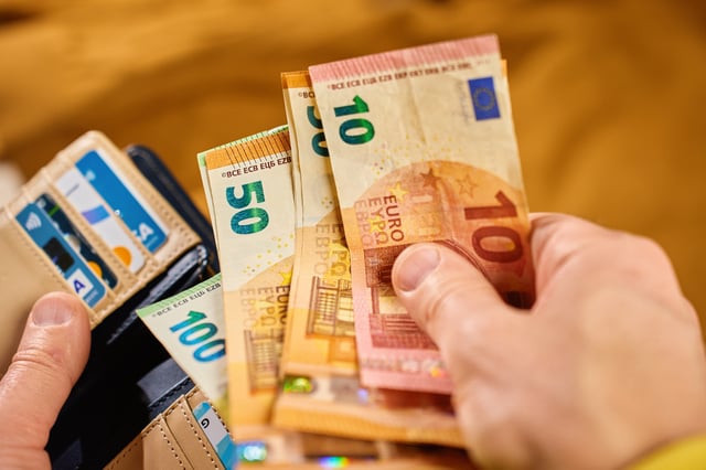 En février dernier, la Banque de France annonçait que 48% des transactions en point de vente avaient été effectuées par carte bancaire, sur l’année 2024.
