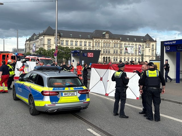 Die Polizei sichert den Tatort am Hamburger Hauptbahnhof ab