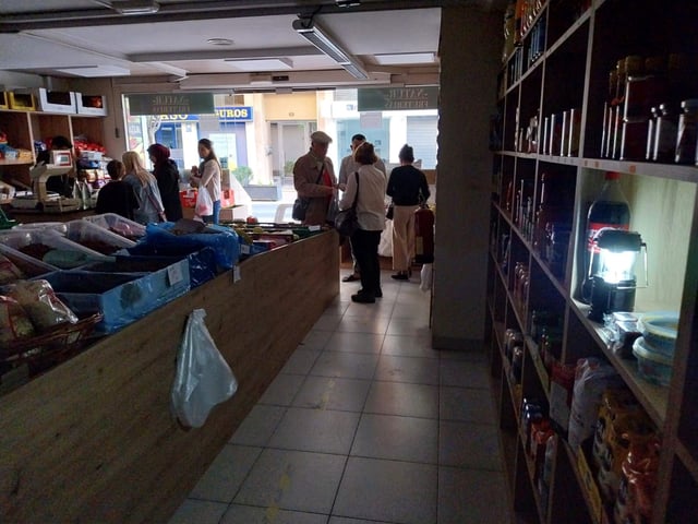 Un comercio sin luz en Alzira, durante el apagón, en una imagen de archivo.