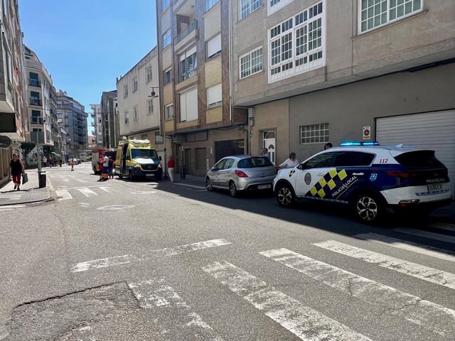 Los equipos de emergencias atendieron el accidente en la calle Baiona.