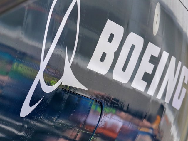 Das Boeing-Logo ist auf einem Flugzeug abgebildet