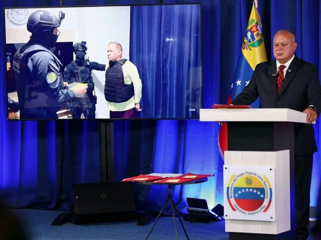 Photo distribuée par le ministère vénézuélien de l'Intérieur et de la Justice montrant le ministre de l'Intérieur Diosdado Cabello s'exprimant sur l'arrestation du membre de l'opposition Juan Pablo Guanipa lors d'une conférence de presse à Caracas le 23 mai 2025