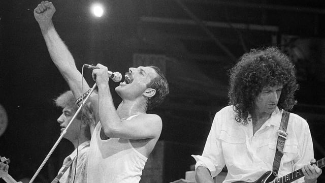 Freddie Mercury, Brian May and John Deacon of the band Queen perform at Live Aid in London, Britain, July 13, 1985. REUTERS/Rob Taggart BRIAN MAY FREDDIE MERCURY JOHN DEACON
