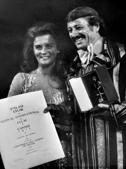 Le réalisateur algérien Mohamed Lakhdar Hamina reçoit la Palme d’or le 24 mai 1975 lors de la cérémonie de clôture du 28e Festival de Cannes.