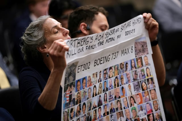 Des familles de victimes du crash du Boeing 737 MAX 8 d'Ethiopian Airlines manifestent alors que le PDG de Boeing s'apprête à témoigner devant la commission sénatoriale du commerce, des sciences et des transports, le 2 avril 2025 à Washington