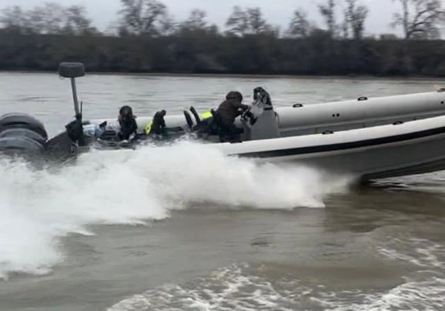 Una lancha por las aguas del Guadalquivir