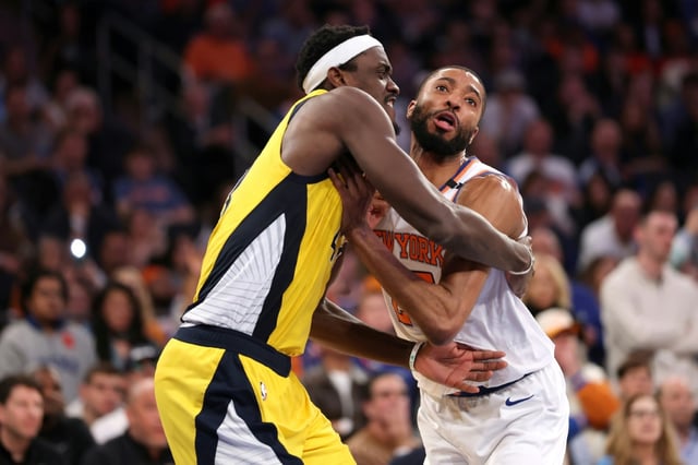 Pascal Siakam (Indiana Pacers) au duel avec Nikal Bridges (New York Knicks) lors du match 2 de la finale de Conférence Est de NBA, au Madison Square Garden de New York le 23 mai 2025.