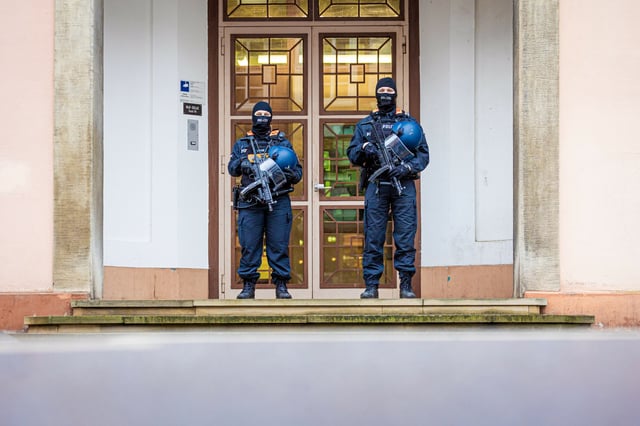 Einsatzkräfte der Polizei stehen vor dem Oberlandesgericht Celle. (Symbolbild)