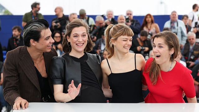 Carla Simón y el equipo de 'Romería' posan en Cannes