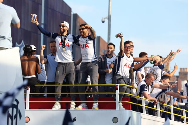 Soccer Football - Europa League - Tottenham Hotspur Victory Parade - London, Britain - May 23, 2025   Tottenham Hotspur's Rodrigo Bentancur and Cristian Romero the team bus during the victory parade Action Images via Reuters/Matthew Childs