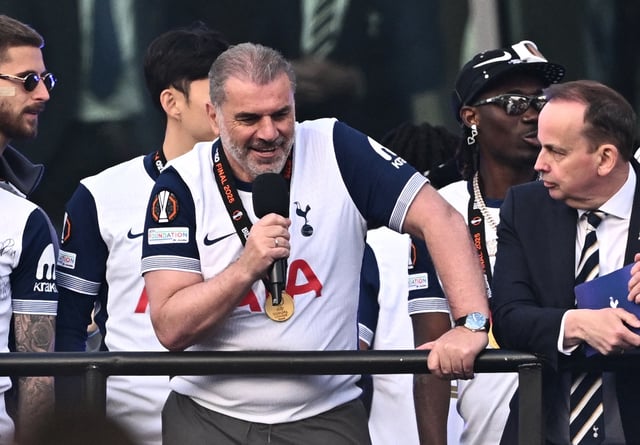 Soccer Football - Europa League - Tottenham Hotspur Victory Parade - London, Britain - May 23, 2025   Tottenham Hotspur manager Ange Postecoglou speaks with fans during the victory parade REUTERS/Dylan Martinez