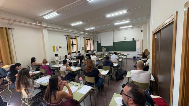 Algunos de los opositores, hoy, en el IES Misecòrdia, en València, para afrontar el primer examen.