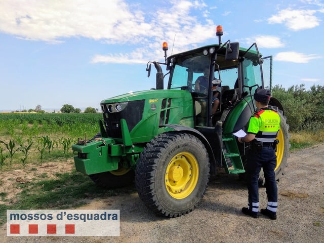 Un mosso junto a un tractor