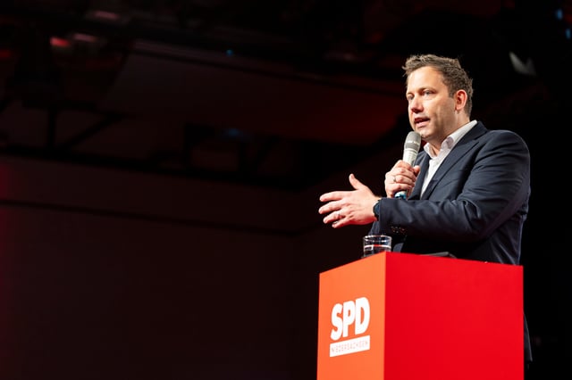 Lars Klingbeil, Bundesminister der Finanzen, Vizekanzler und SPD-Bundesvorsitzender, spricht beim Landesparteitag der SPD Niedersachsen in der Lindenhalle. Auf der Tagesordnung steht unter anderem die Wahl von einem neuen Landesvorstand.