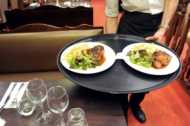 La publication jeudi de la liste actualisée des métiers en tension, qui va permettre de régulariser des travailleurs étrangers, répond à une nécessité urgente dans la restauration, où le casse-tête du recrutement est permanent