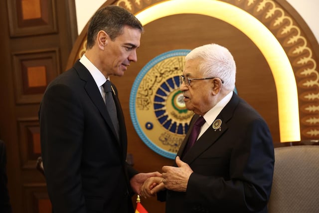 Sánchez conversa con el presidente palestino, Mahmoud Abbas, el pasado 17 de mayo en Bagdad (Irak).