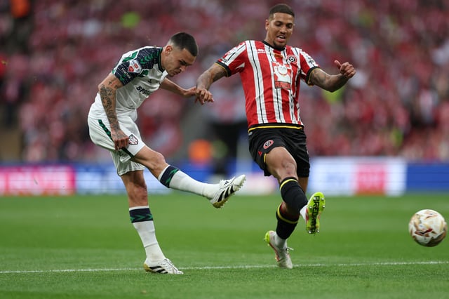 Soccer Football - Championship - Play-Off Final - Sheffield United v Sunderland - Wembley Stadium, London, Britain - May 24, 2025 Sunderland's Enzo Le Fee in action with Sheffield United's Vinicius Souza REUTERS/Hannah Mckay