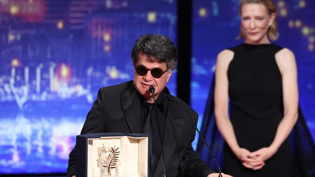 Iranian director and screenwriter and producer Jafar Panahi delivers a speech after winning the Palme d'Or for the film Un simple accident (A Simple Accident) during the closing ceremony at the 78th edition of the Cannes Film Festival in Cannes, southern France, on May 24, 2025. (Photo by Sameer AL-DOUMY / AFP)