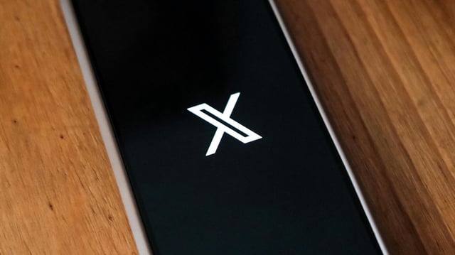 Logo des Nachrichtendienstes X auf einem Smartphone