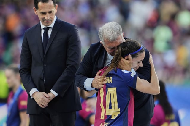 Aitana Bonmatí y Joan Laporta, abrazados tras la derrota.
