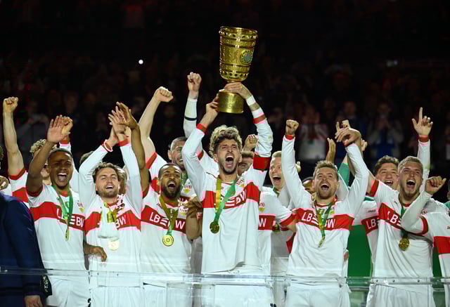 Soccer Football - DFB Cup - Final - Arminia Bielefeld v VFB Stuttgart - Olympiastadion, Berlin, Germany - May 24, 2025 VfB Stuttgart's Atakan Karazor lifts the trophy with teammates after winning the DFB Cup Final REUTERS/Annegret Hilse