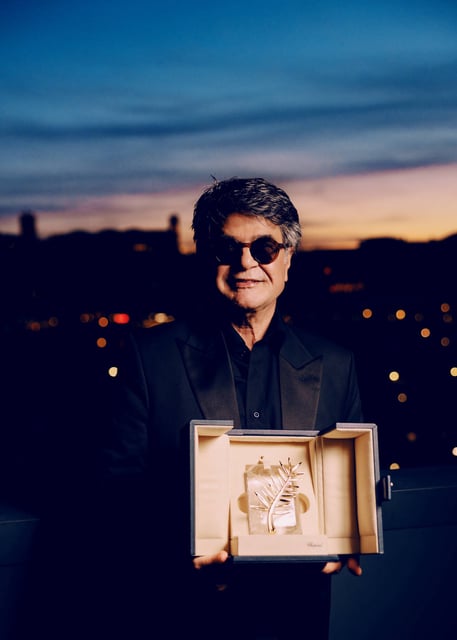 Jafar Panahi et sa palme d'or à Cannes, ce samedi 24 mai.  