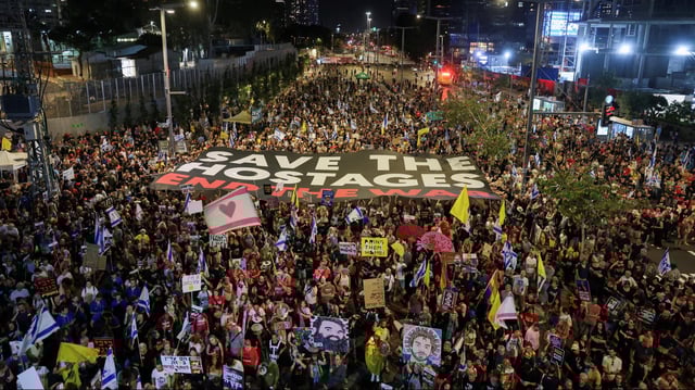 Demonstranten protestieren in Tel Aviv gegen die Regierung des israelischen Premierministers Benjamin Netanjahu und fordern die Freilassung der israelischen Geiseln, die während des tödlichen Angriffs der Hamas auf Israel am 7. Oktober 2023 entführt wurden.