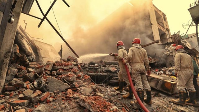 The fire at a factory in Bawana Sector 2 in New Delhi on Saturday. (Vipin Kumar/HT Photo)