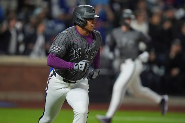 New York Mets&#39; Juan Soto watches the ball hit hit for a two-run double during the fourth inning of a baseball game against the Los Angeles Dodgers Saturday, May 24, 2025, in New York. (AP Photo/Frank Franklin II)