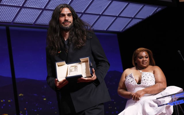 El director de cine Oliver Laxe, ayer, al recoger en Cannes el Premio del Jurado. |  AP