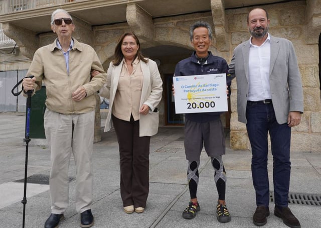 Juan Manuel López-Chaves, primero por la izquierda, ante el albergue que lleva su nombre, junto a Ana Ortiz, un peregrino y Xosé Manuel Merelles, en una imagen de archivo .  | |  G.C.