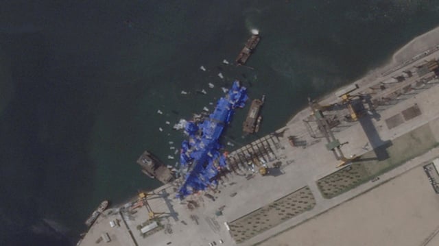 Satellitenbilder zeigen das abgedeckte Kriegsschiff im nordkoreanischen Hafen Chongjin.