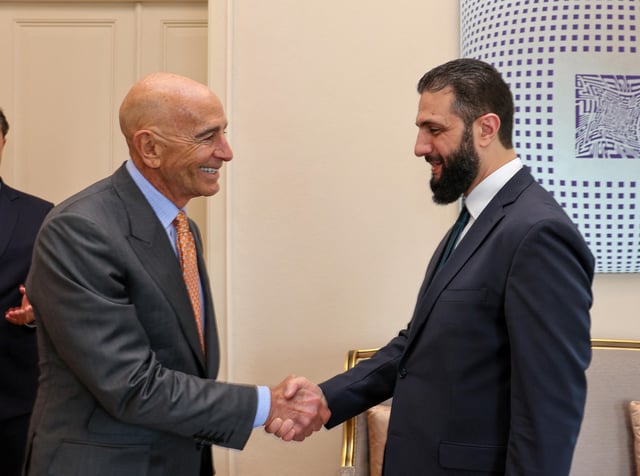 Le président syrien Ahmed al-Sharaa rencontre l’ambassadeur des États-Unis en Turquie et l’envoyé spécial en Syrie Tom Barrack à Istanbul, Turquie, le 24 mai 2025.