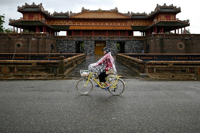 Vietnamese police have detained a man who damaged an antique throne after breaking into an exhibit at the Imperial Palace in the city of Hue, officials said
