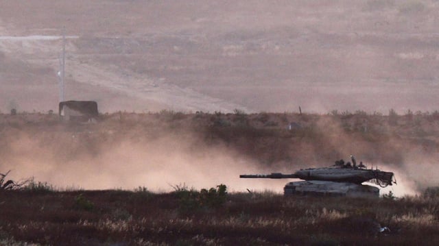 Ein israelischer Panzer manövriert im Gazastreifen, nahe der Grenze zwischen Israel und Gaza.