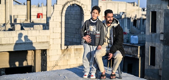 Ismaïl al-Ghantawi, 33, mit seinem Sohn Ali: Der Vater überlebte die Hölle von Saidnaya