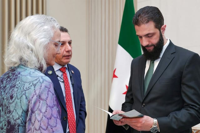 Une photo fournie par l'agence de presse officielle syrienne SANA  montre le dirigeant syrien Ahmad al-Chareh  rencontrant à Damas Debra Tice, la mère du journaliste américain disparu en Syrie Austin Tice, le 19 janvier 2025
