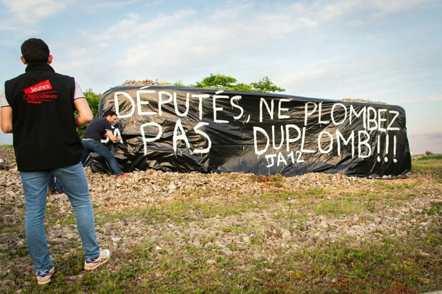 Des agriculteurs du syndicat Jeunes Agriculteurs (JA) d'Occitanie manifestent leur soutien au projet de loi Duplomb visant à "lever les contraintes à l'exercice" de leur profession et à faciliter notamment l'accès aux pesticides, le 15 mai 2025 à Rodez, dans l'Aveyron
