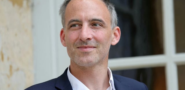 Le co-président de Place publique Raphaël Glucksmann à la sortie de l'hôtel Matignon après une réunion sur le mode de scrutin proportinnel, le 23 mai 2025 à Paris