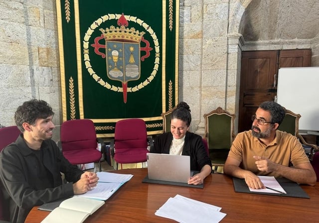 Lestegás (izq.), durante la reunión de la mesa sectorial de vivienda del jueves