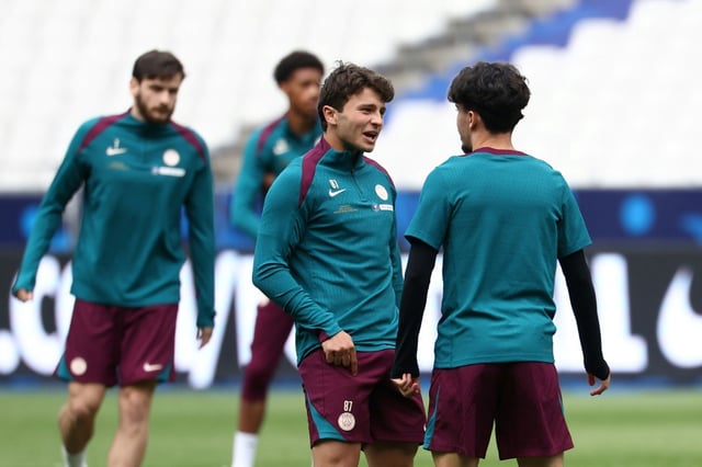 Khvitcha Kvaratskhelia au second plan (à gauche) durant l'échauffement au Stade de France, avant la finale de Coupe contre Reims, le 24 mai 2025 à Saint-Denis
