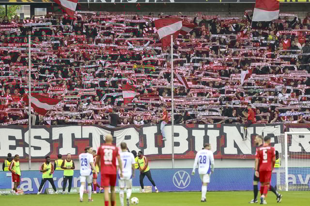Die Fans von Rot-Weiss Essen im Niederrhein-Pokalfinale gegen Duisburg